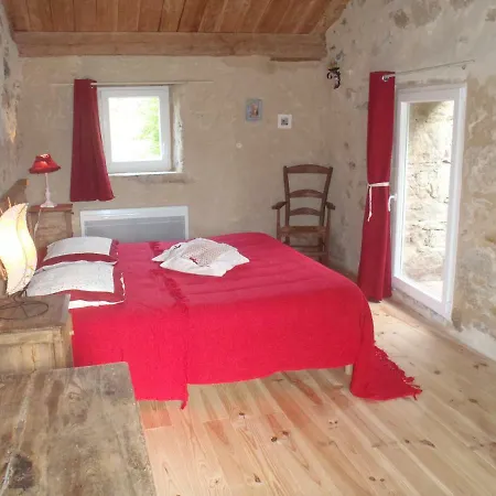 Du Domaine De Bombes Bed & Breakfast