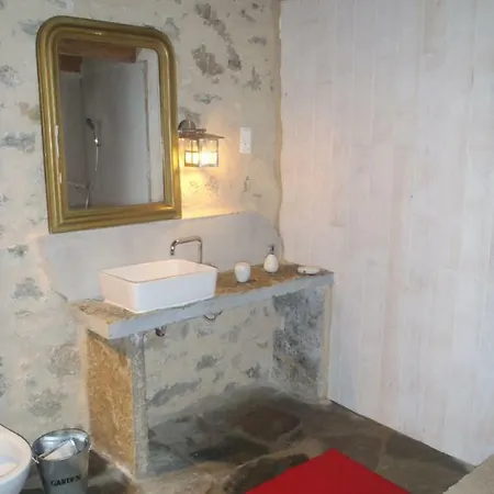 Du Domaine De Bombes Отель типа 