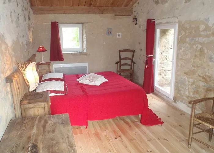 Du Domaine De Bombes Bed & Breakfast