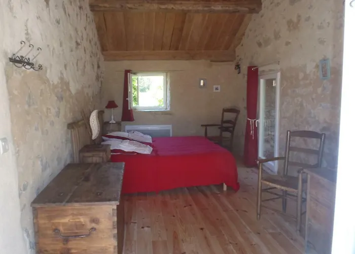 Du Domaine De Bombes Bed & Breakfast