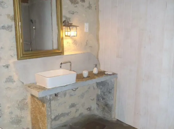 Du Domaine De Bombes Bed & Breakfast